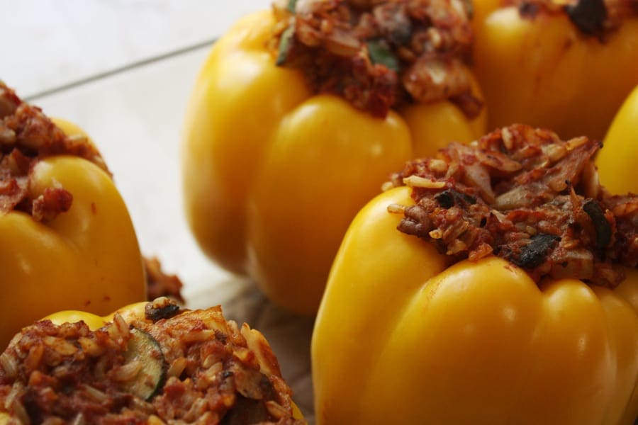 Gluten free and vegan stuffed bell peppers: yummy stuffed bell peppers that are delicious, nutrient dense, and easy to make! Definitely one to make again for the family! | via Autumn All Along