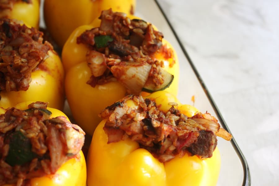 Gluten free and vegan stuffed bell peppers: yummy stuffed bell peppers that are delicious, nutrient dense, and easy to make! Definitely one to make again for the family! | via Autumn All Along