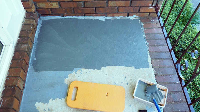 I used a pint brush to paint next to eh brick and a small roller to paint the main portion of the cement on the porch. A small knee board saved my knees! | via Autumn All Along