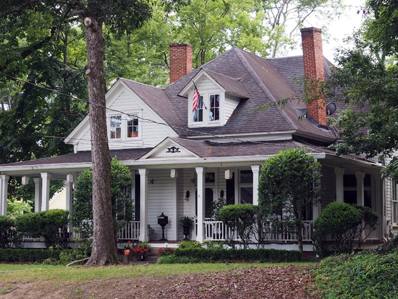 The historic homes in Marietta, Georgia are absolutely beautiful! Definitely a must see. | our Marietta, Georgia Guide | via Autumn All Along