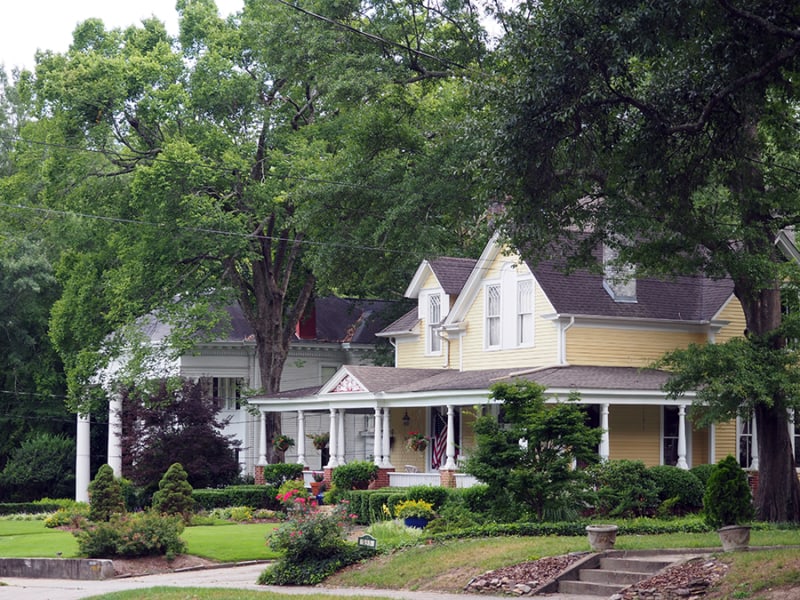 The historic homes in Marietta, Georgia are absolutely beautiful! Definitely a must see. | our Marietta, Georgia Guide | via Autumn All Along