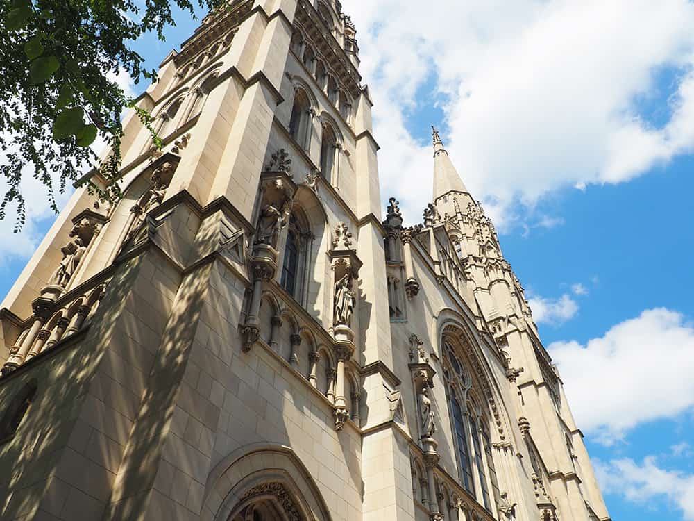 The Saint Paul Cathedral in Pittsburgh Pennsyvlania was built in a Gothic Revival style and has a pipe organ donated from Andrew Carnegie. | affordable family day trip + places to visit in Pittsburgh, Pennsylvania via Autumn All Along