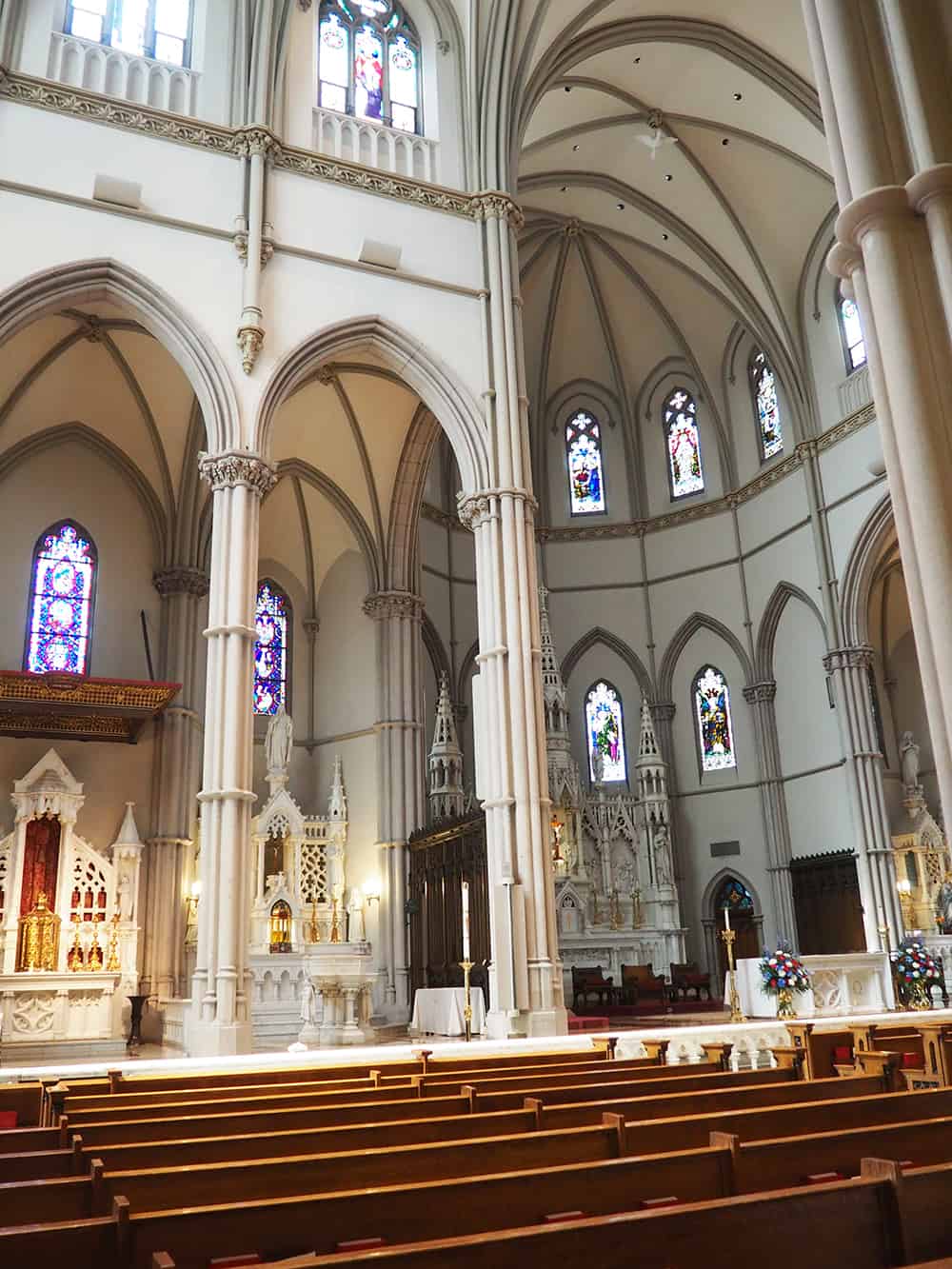 The Saint Paul Cathedral in Pittsburgh Pennsyvlania was built in a Gothic Revival style and has a pipe organ donated from Andrew Carnegie. | affordable family day trip + places to visit in Pittsburgh, Pennsylvania via Autumn All Along