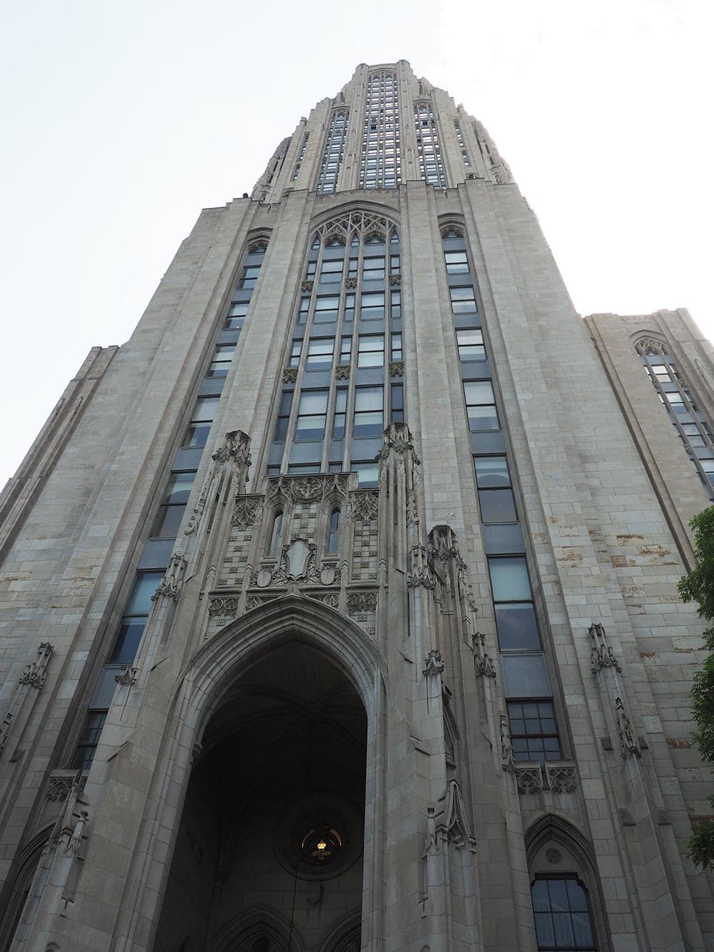 The Cathedral of Learning is the second largest gothic-styled architecture building in the world in Pittsburgh, Pennsylvania. The Cathedral of Learning is on University of Pittsburgh's campus and classes began in the 1930s. | affordable family day trip + places to visit in Pittsburgh, Pennsylvania via Autumn All Along