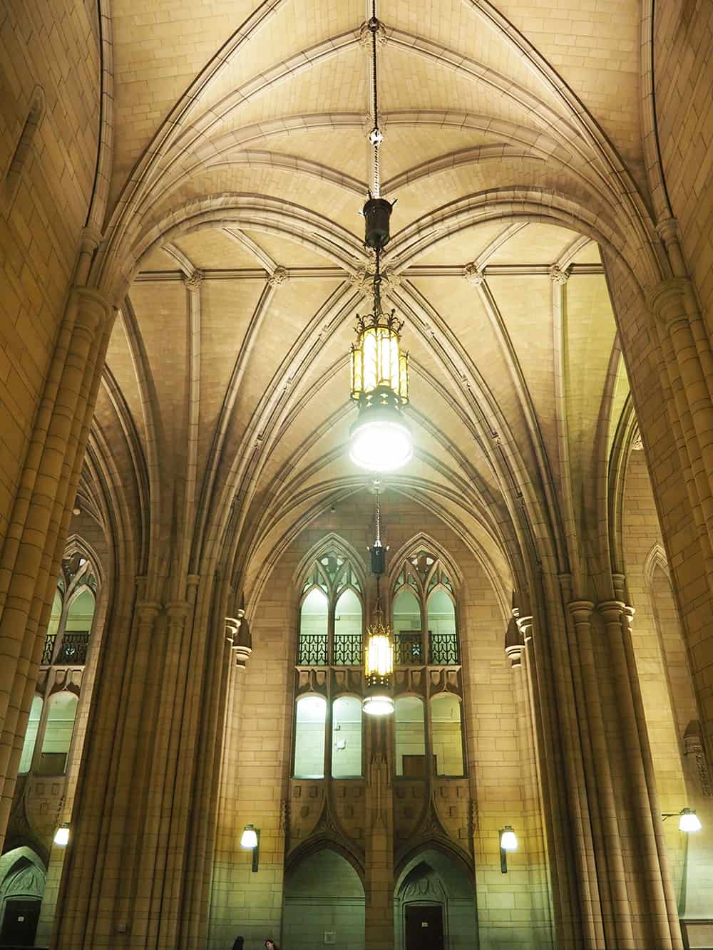 The Cathedral of Learning is the second largest gothic-styled architecture building in the world in Pittsburgh, Pennsylvania. The Cathedral of Learning is on University of Pittsburgh's campus and classes began in the 1930s. The arches in the common rooms are true arches with no steel supports. | affordable family day trip + places to visit in Pittsburgh, Pennsylvania via Autumn All Along