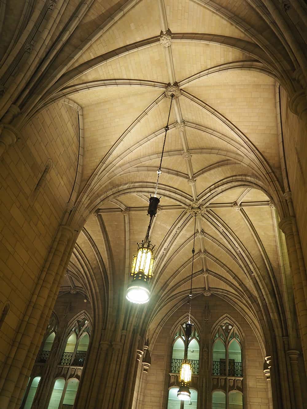 The Cathedral of Learning is the second largest gothic-styled architecture building in the world in Pittsburgh, Pennsylvania. The Cathedral of Learning is on University of Pittsburgh's campus and classes began in the 1930s. The arches in the common rooms are true arches with no steel supports. | affordable family day trip + places to visit in Pittsburgh, Pennsylvania via Autumn All Along