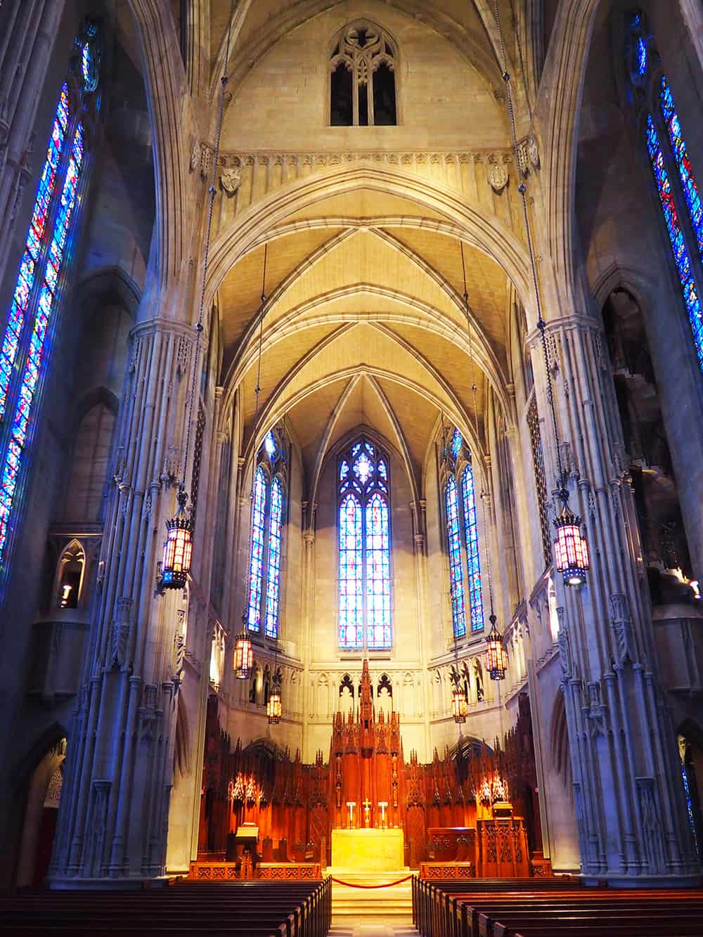 The Heinz Memorial Chapel was built on University of Pittsburgh's campus to be an interdenominational chapel. The chapel was built in a neo-gothic style to honor the family legacy of the Heinz matriarch. | affordable family day trip + places to visit in Pittsburgh, Pennsylvania via Autumn All Along
