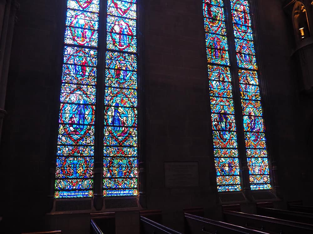 The Heinz Memorial Chapel was built on University of Pittsburgh's campus to be an interdenominational chapel. The chapel was built in a neo-gothic style to honor the family legacy of the Heinz matriarch. | affordable family day trip + places to visit in Pittsburgh, Pennsylvania via Autumn All Along