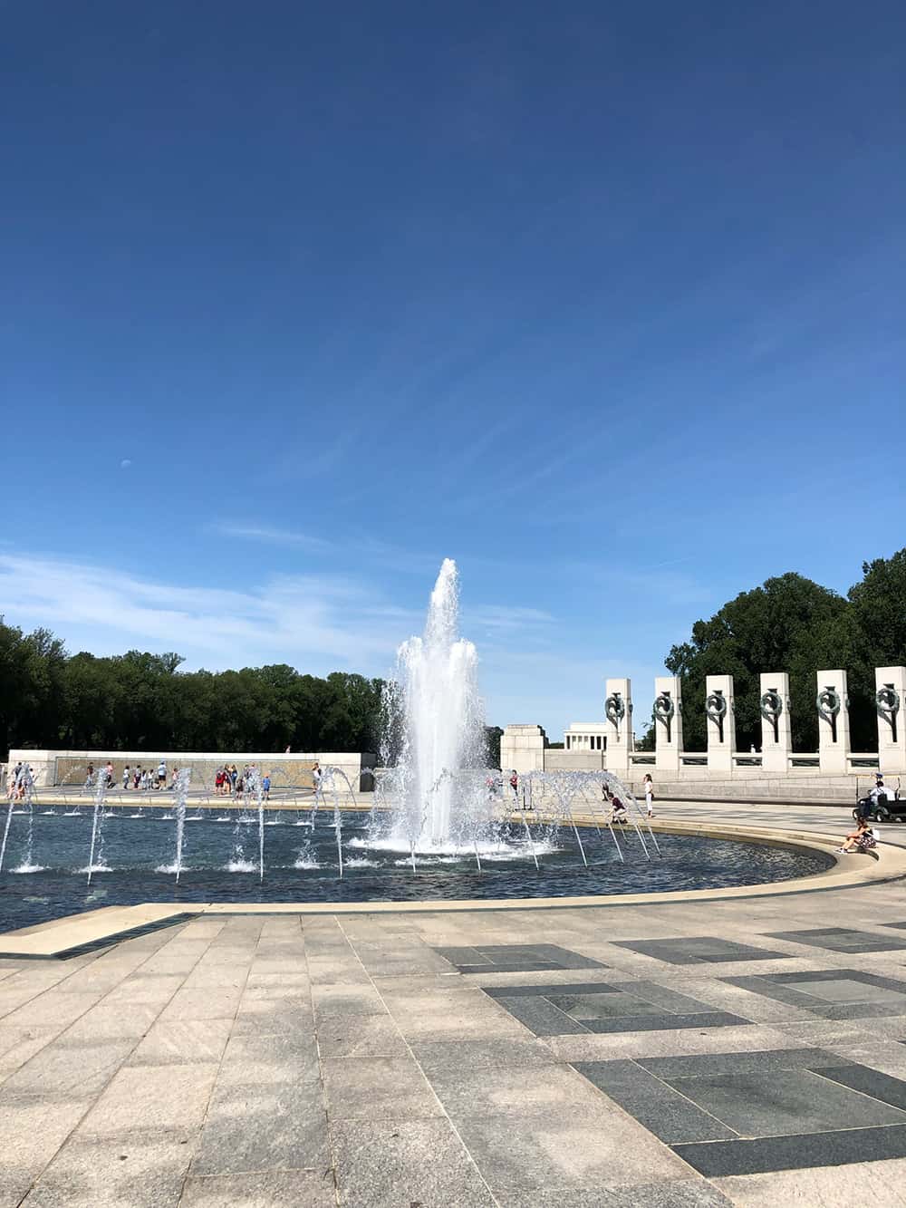 The World War 2 memorial in Washington DC| where we have visited in DC + our DC bucket list for the future | via Autumn All Along