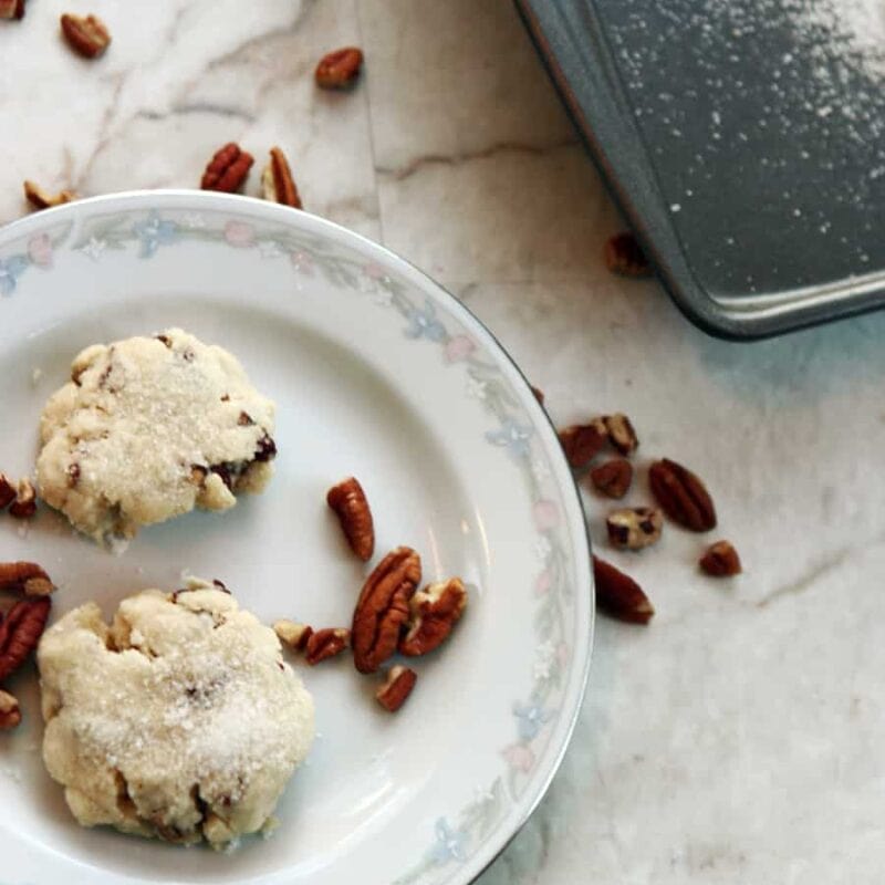 Butter pecan cookies with 5 easy ingredients you probably already have. Perfect baked or as cookie dough because there are no eggs! | via Autumn All Along