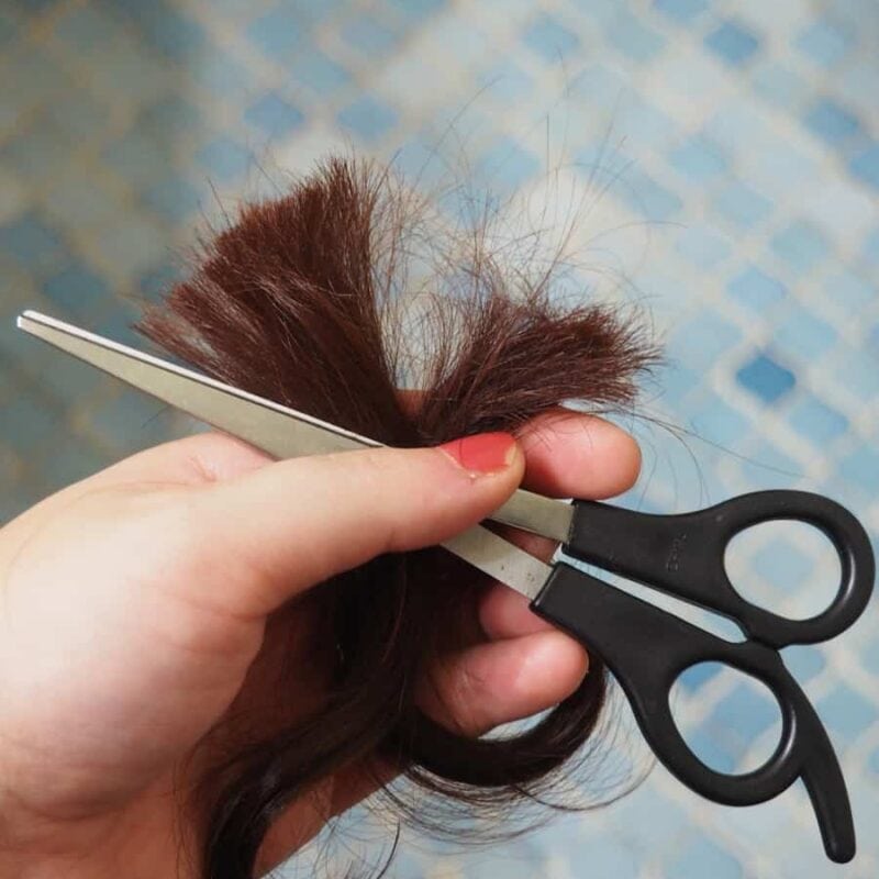 Trying to figure out when it is time to cut off your hair? These are some great tips. Pin now, read later. | via Autumn All Along