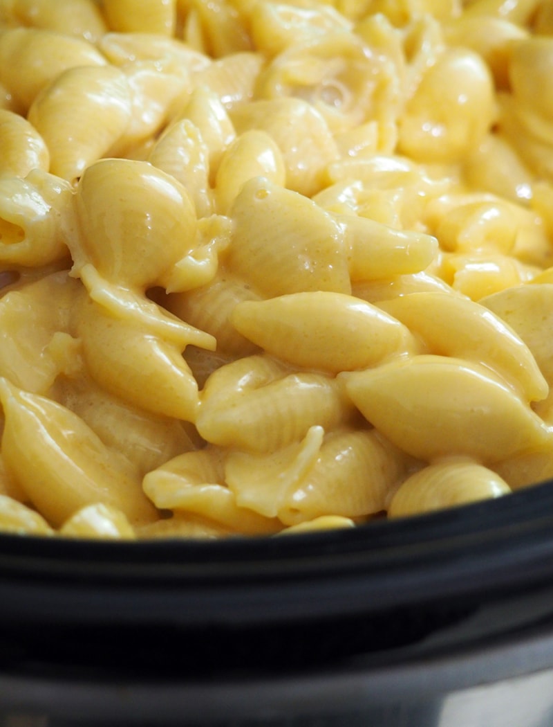 7 ingredient slow cooker mac & cheese | via Autumn All Along